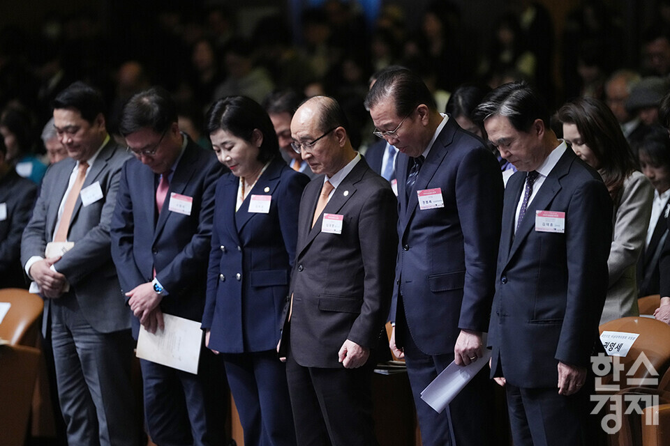 1일 오후 서울 코엑스에서 제24회 유관순상 시상식이 열리고 있다.배호영 육아방송 사장(왼쪽부터), 서범수 국민의힘 의원, 김희정 국민의힘 의원, 심대평 전 충남도지사(왼쪽부터), 권영세 국민의힘 비상대책위원장, 김태흠 충남도지사가 애국선열에 대한 묵념을 하고 있다. /최대성 기자 dpdaesung@sporbiz.co.kr 2025.04.01.