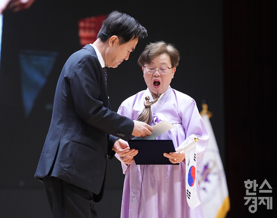 송창주 이준열사기념관장이 1일 오후 서울 코엑스에서 열린 제24회 유관순상 시상식서 유관순상을 수상하고 있다. /최대성 기자 dpdaesung@sporbiz.co.kr 2025.04.01.
