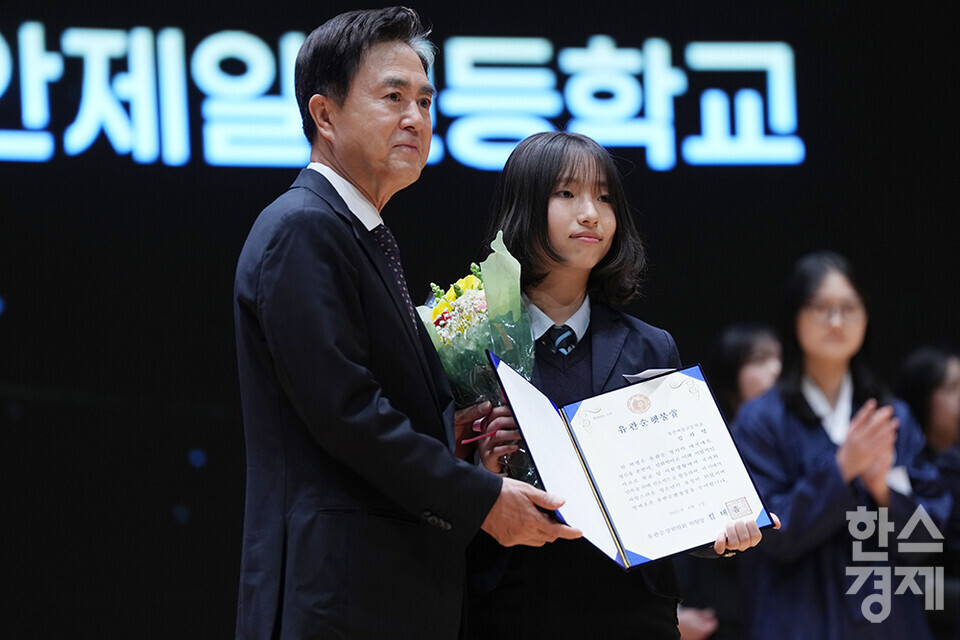 1일 오후 서울 코엑스에서 제24회 유관순상 시상식서 20명의 여고생들이 유관순횃불상을 수상하고 있다. /최대성 기자 dpdaesung@sporbiz.co.kr 2025.04.01.