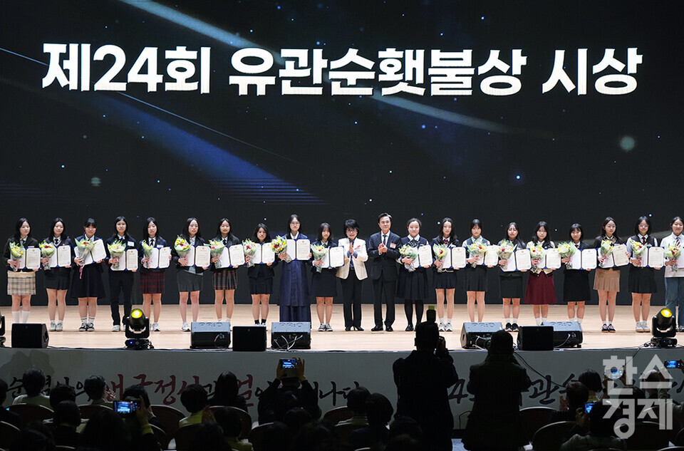 1일 오후 서울 코엑스에서 제24회 유관순상 시상식서 20명의 여고생들이 유관순횃불상을 수상한 후 기념촬영을 하고 있다. /최대성 기자 dpdaesung@sporbiz.co.kr 2025.04.01.