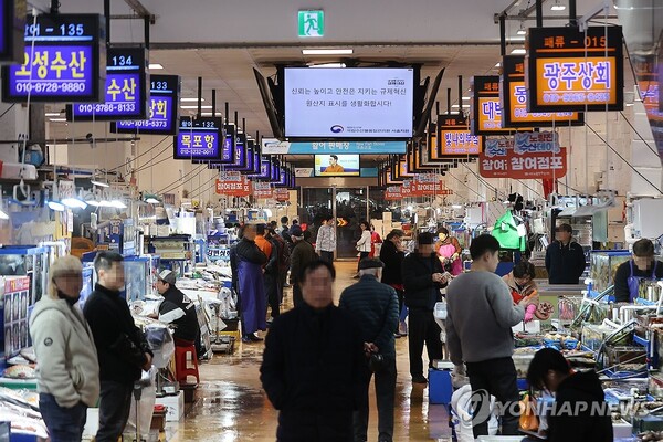 통계청이 2일 발표한 '2025년 3월 소비자물가동향'에 따르면 지난달 소비자물가지수는 116.29(2020년=100)로 전년 동월 대비 2.1% 상승했다. /연합뉴스