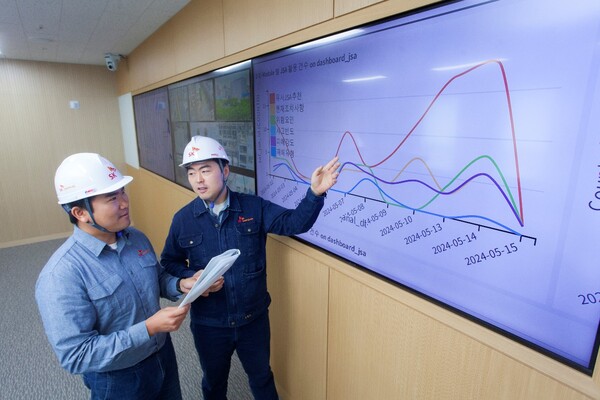 SK케미칼이 유디엠텍과 생성형 AI 기반 안전 관리 시스템 원천 기술 사용권에 대한 공급 계약을 체결했다. SK케미칼 구성원들이 안전 관리 시스템을 살펴보고 있다. / SK케미칼