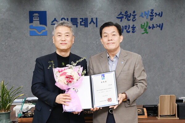 수원시(시장 이재준)는 1일 수원시립공연단 권호성 예술감독을 재위촉했다./ 수원시 제공