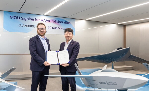대한항공 항공우주사업본부장 임진규 전무(오른쪽)와 브라이언 쉼프 안두릴 공동창업자 겸 최고경영자(CEO)가 업무협약서(MOU)를 들어보이고 있다. 대한항공 