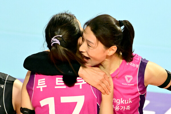 프로배구 V리그 여자부 흥국생명 김연경과 투트쿠. /한국배구연맹 제공