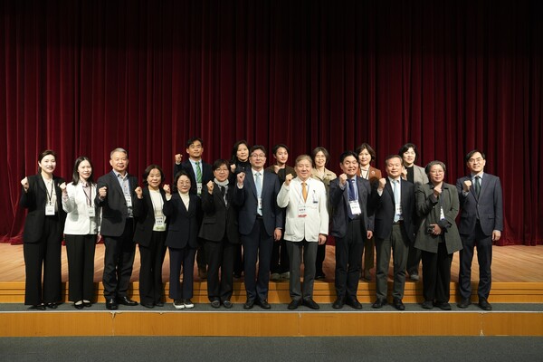 경기도 감염병관리 네트워크 Annual Meeting 행사 주요 참석자들이 기념사진을 촬영하고 있다./분당서울대병원 제공