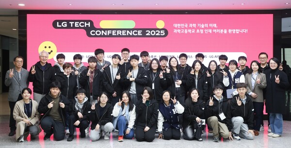 권봉석 ㈜LG 부회장(뒷줄 왼쪽에서 두 번째)이 3일 'LG 테크 콘퍼런스 2025'를 찾은 과학고 영재들과 기념 촬영을 하고 있다. / LG
