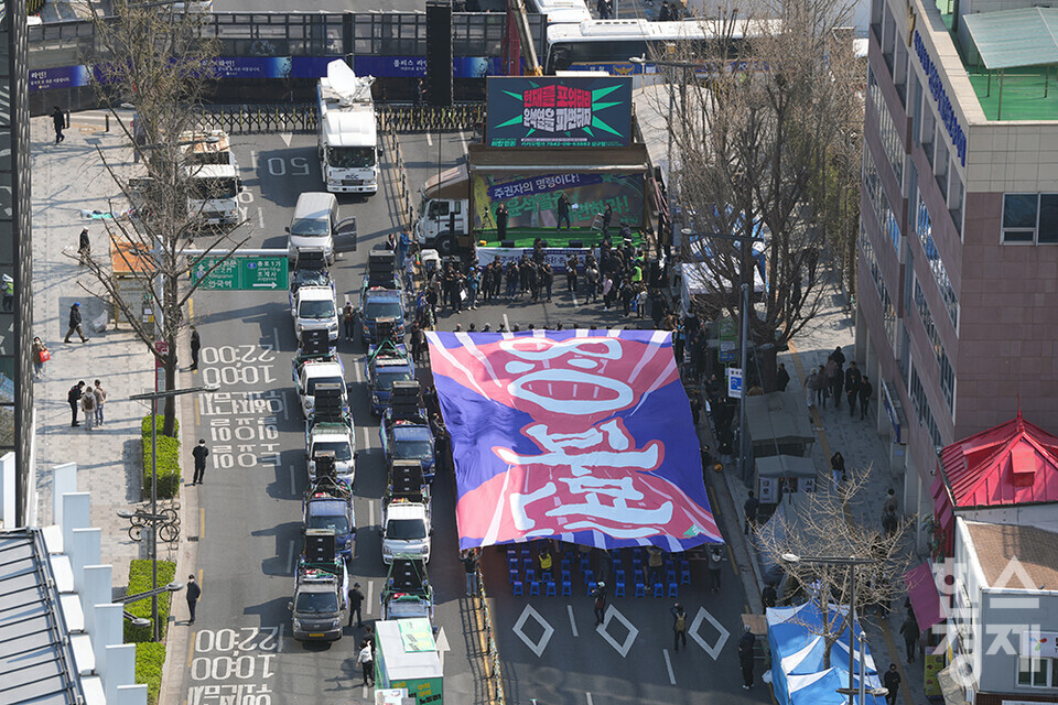 윤석열 대통령 탄핵 심판 선고일이 하루 남은 3일 오전 서울 종로구 안국역 인근에서 윤석열즉각퇴진·사회대개혁 비상행동과 야8당이 내란수괴 윤석열 8:0 파면 최후통첩 선포 기자회견을 하고 있다. 행사 말미에 '8:0 파면' 문구가 쓰여진 대형 현수막이 펼쳐지고 있다. /최대성 기자 dpdaesung@sporbiz.co.kr 2025.04.03.