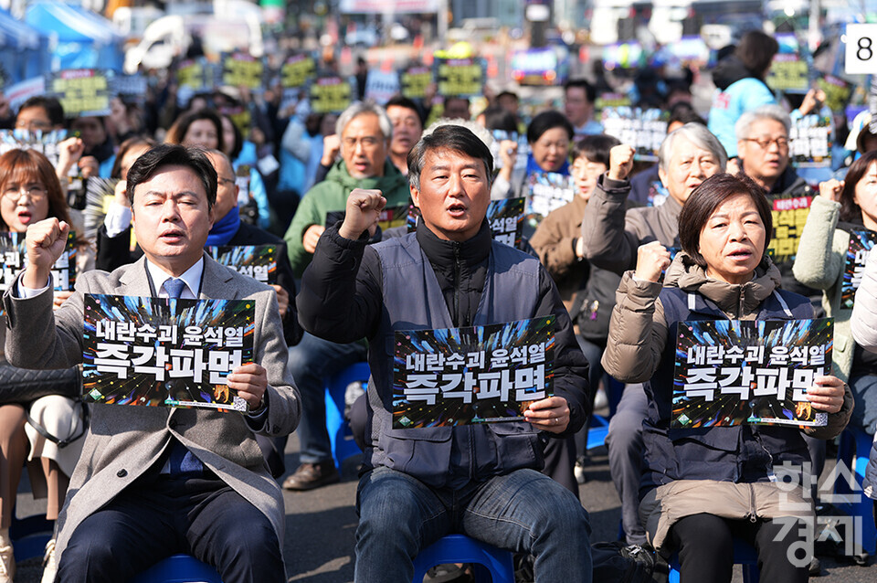 윤석열 대통령 탄핵 심판 선고일이 하루 남은 3일 오전 서울 종로구 안국역 인근에서 윤석열즉각퇴진·사회대개혁 비상행동과 야8당이 내란수괴 윤석열 8:0 파면 최후통첩 선포 기자회견을 하고 있다. /최대성 기자 dpdaesung@sporbiz.co.kr 2025.04.03.