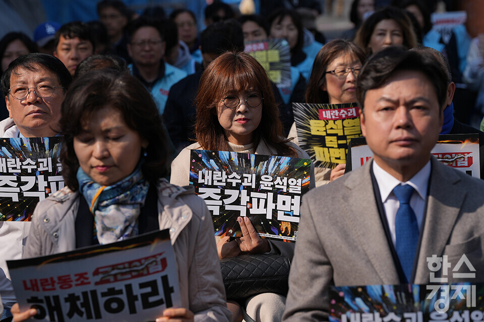 윤석열 대통령 탄핵 심판 선고일이 하루 남은 3일 오전 서울 종로구 안국역 인근에서 윤석열즉각퇴진·사회대개혁 비상행동과 야8당이 내란수괴 윤석열 8:0 파면 최후통첩 선포 기자회견을 하고 있다. /최대성 기자 dpdaesung@sporbiz.co.kr 2025.04.03.