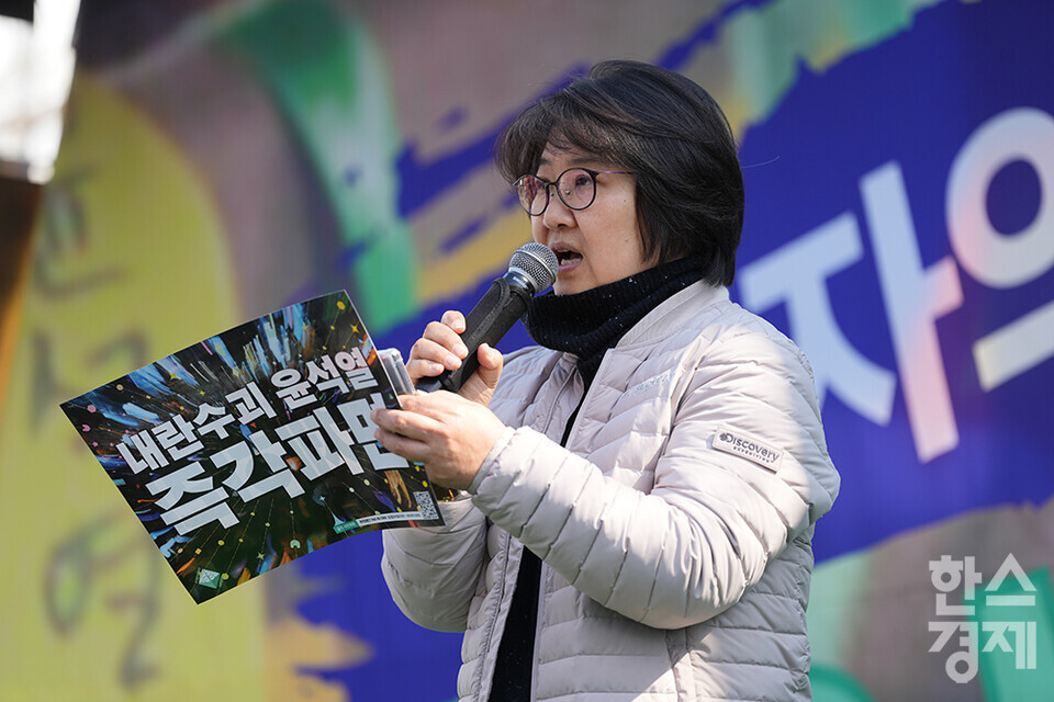 윤석열 대통령 탄핵 심판 선고일이 하루 남은 3일 오전 서울 종로구 안국역 인근에서 윤석열즉각퇴진·사회대개혁 비상행동과 야8당이 내란수괴 윤석열 8:0 파면 최후통첩 선포 기자회견을 하고 있다. /최대성 기자 dpdaesung@sporbiz.co.kr 2025.04.03.