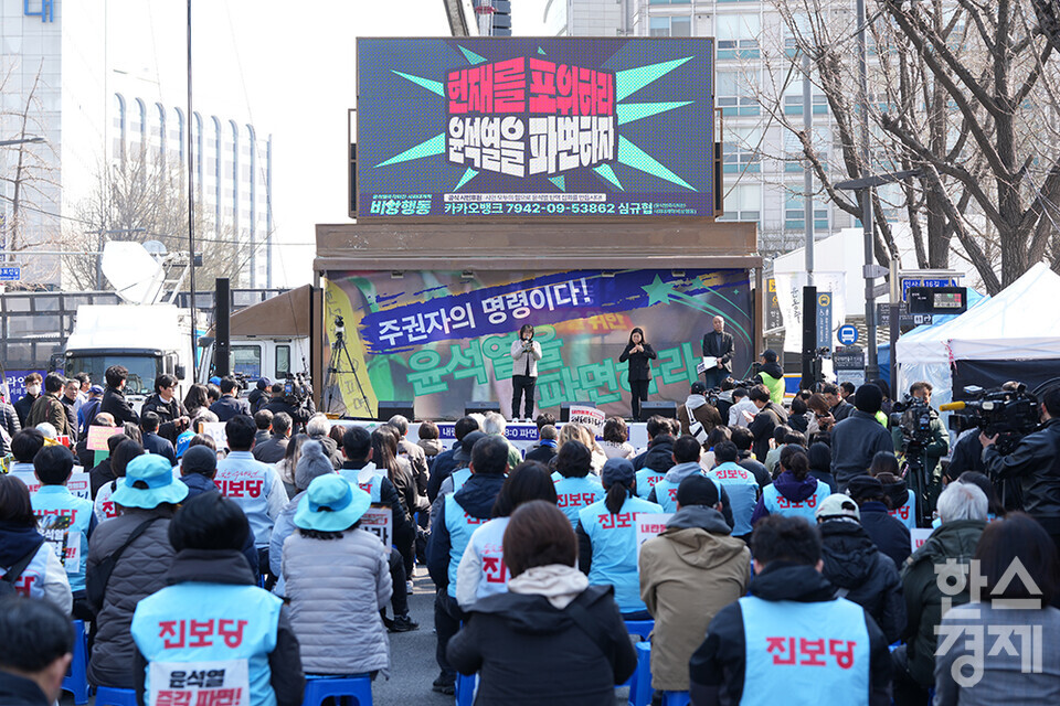 윤석열 대통령 탄핵 심판 선고일이 하루 남은 3일 오전 서울 종로구 안국역 인근에서 윤석열즉각퇴진·사회대개혁 비상행동과 야8당이 내란수괴 윤석열 8:0 파면 최후통첩 선포 기자회견을 하고 있다. /최대성 기자 dpdaesung@sporbiz.co.kr 2025.04.03.