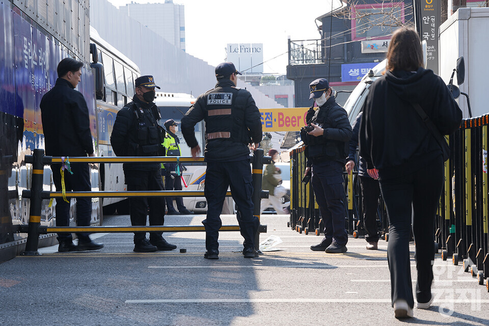 윤석열 대통령 탄핵 심판 선고일이 하루 남은 3일 오전 서울 종로구 안국역 인근에서 윤석열즉각퇴진·사회대개혁 비상행동과 야8당이 내란수괴 윤석열 8:0 파면 최후통첩 선포 기자회견을 하고 있다. 안국역 주변에 폴리스 라인이 설치돼 시민들의 통행이 제한되고 있다. /최대성 기자 dpdaesung@sporbiz.co.kr 2025.04.03.