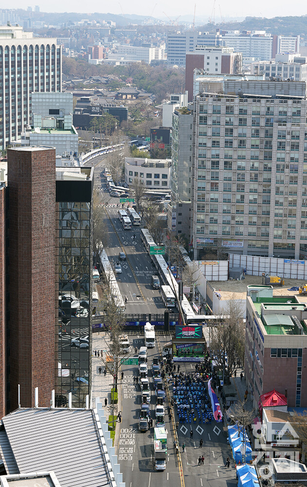 윤석열 대통령 탄핵 심판 선고일이 하루 남은 3일 오전 서울 종로구 안국역 인근에서 윤석열즉각퇴진·사회대개혁 비상행동과 야8당이 내란수괴 윤석열 8:0 파면 최후통첩 선포 기자회견을 하고 있다. 헌법재판소 주변에 차벽과 폴리스 라인이 설치돼 시민들의 통행이 제한되고 있다. /최대성 기자 dpdaesung@sporbiz.co.kr 2025.04.03.