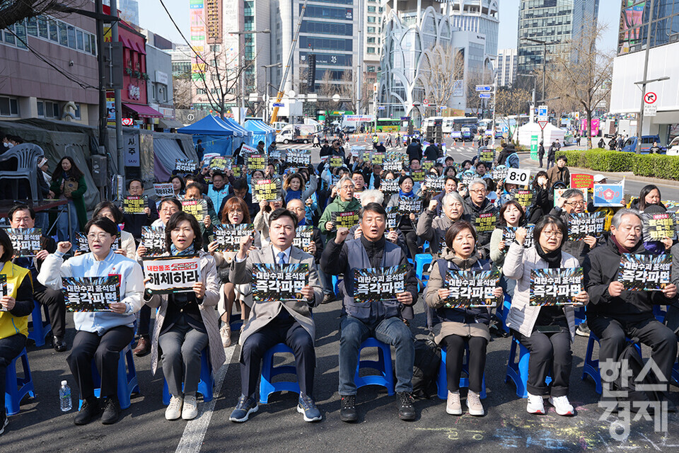윤석열 대통령 탄핵 심판 선고일이 하루 남은 3일 오전 서울 종로구 안국역 인근에서 윤석열즉각퇴진·사회대개혁 비상행동과 야8당이 내란수괴 윤석열 8:0 파면 최후통첩 선포 기자회견을 하고 있다. 참석자들이 구호를 외치고 있다. /최대성 기자 dpdaesung@sporbiz.co.kr 2025.04.03.