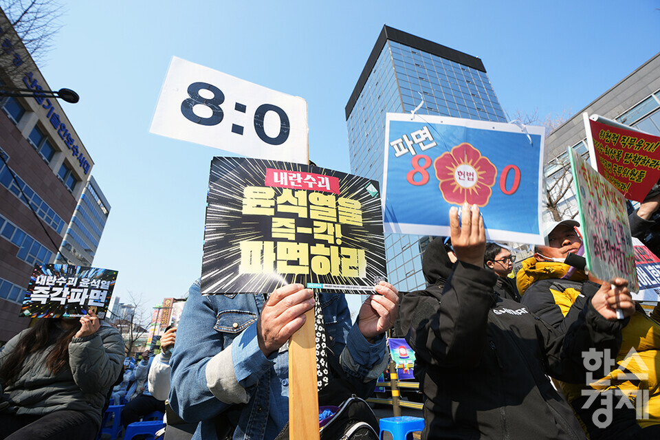 윤석열 대통령 탄핵 심판 선고일이 하루 남은 3일 오전 서울 종로구 안국역 인근에서 윤석열즉각퇴진·사회대개혁 비상행동과 야8당이 내란수괴 윤석열 8:0 파면 최후통첩 선포 기자회견을 하고 있다. 참석자들이 구호를 외치고 있다. /최대성 기자 dpdaesung@sporbiz.co.kr 2025.04.03.