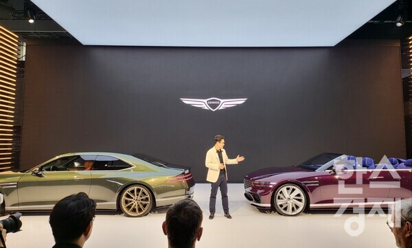 3일 열린 2025 서울모빌리티쇼 미디어데이에서 윤일헌 제네시스디자인센터장(상무)가 ‘엑스 그란 쿠페 콘셉트’(왼쪽)와 ‘엑스 그란 컨버터블 콘셉트’를 소개하고 있다./ 최창민 기자