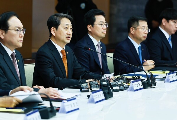 안덕근 산업통상자원부 장관은 3일 서울 중구 대한상공회의소 챔버라운지에서 정인교 통상교섭본부장, 박성택 1차관, 강경성 KOTRA 사장, 이인호 한국무역협회 부회장, 한국자동차모빌리티산업협회 회장 김정회 한국반도체산업협회 부회장을 비롯한 관련 유관기관 및 협·단체 관계자 등이 참석한 가운데 열린 ‘민관합동 미국 관세조치 대책회의’를 주재하고 인사말을 한 후 대미(對美) 아웃리치 등 업계와의 공동 대응 전략을 논의했다. / 산업부