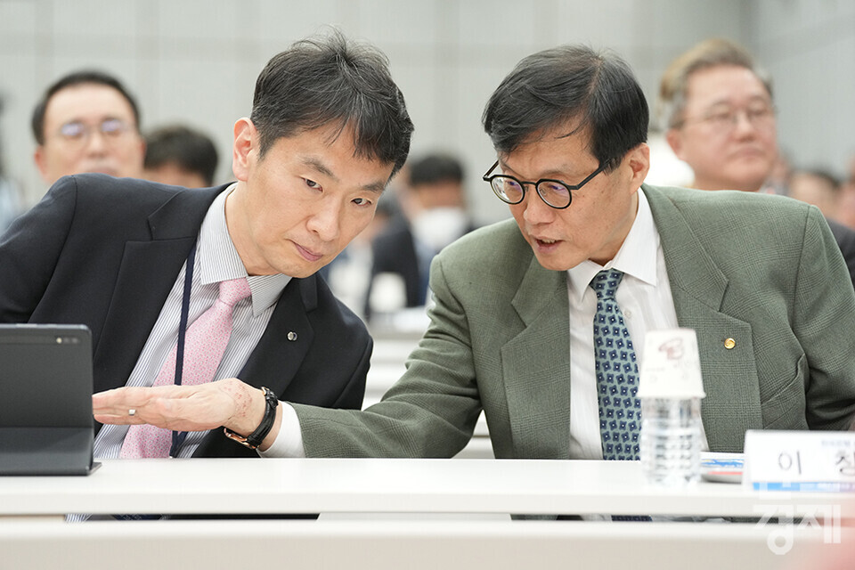 이복현 금융감독원장(왼쪽)과 이창용 한국은행 총재가 3일 오후 서울 중구 은행회관에서 '부동산 신용집중: 현황, 문제점 그리고 개선 방안'을 주제로 열린 한국은행-한국금융연구원 공동 정책 컨퍼런스에서 대화를 나누고 있다. /최대성 기자 dpdaesung@sporbiz.co.kr 2025.04.03.