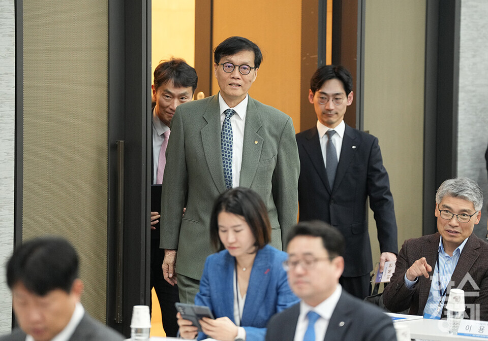 이창용 한국은행 총재와 이복현 금융감독원장이 3일 오후 서울 중구 은행회관에서 열린 한국은행-한국금융연구원 공동 정책 컨퍼런스에 참석하고 있다. /최대성 기자 dpdaesung@sporbiz.co.kr 2025.04.03.