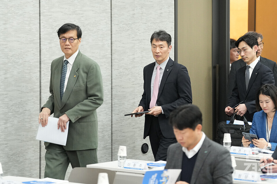 이창용 한국은행 총재와 이복현 금융감독원장이 3일 오후 서울 중구 은행회관에서 열린 한국은행-한국금융연구원 공동 정책 컨퍼런스에 참석하고 있다. /최대성 기자 dpdaesung@sporbiz.co.kr 2025.04.03.