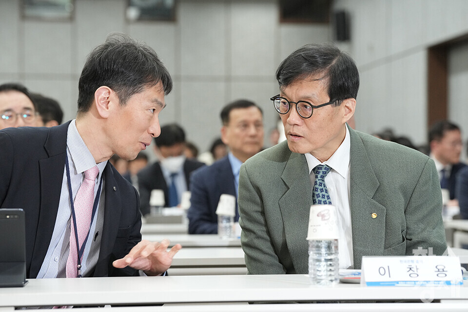 이복현 금융감독원장(왼쪽)과 이창용 한국은행 총재가 3일 오후 서울 중구 은행회관에서 '부동산 신용집중: 현황, 문제점 그리고 개선 방안'을 주제로 열린 한국은행-한국금융연구원 공동 정책 컨퍼런스에서 대화를 나누고 있다. /최대성 기자 dpdaesung@sporbiz.co.kr 2025.04.03.