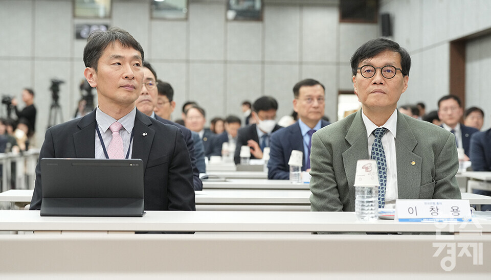 이복현 금융감독원장(왼쪽)과 이창용 한국은행 총재가 3일 오후 서울 중구 은행회관에서 '부동산 신용집중: 현황, 문제점 그리고 개선 방안'을 주제로 열린 한국은행-한국금융연구원 공동 정책 컨퍼런스에 참석하고 있다. /최대성 기자 dpdaesung@sporbiz.co.kr 2025.04.03.