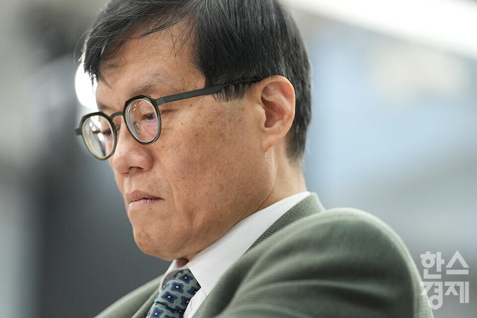 이창용 한국은행 총재가 3일 오후 서울 중구 은행회관에서 '부동산 신용집중: 현황, 문제점 그리고 개선 방안'을 주제로 열린 한국은행-한국금융연구원 공동 정책 컨퍼런스에 참석해 생각에 잠겨 있다. /최대성 기자 dpdaesung@sporbiz.co.kr 2025.04.03.