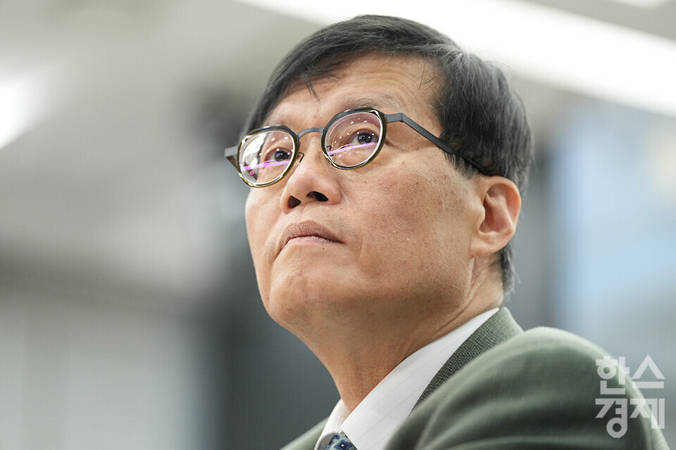 이창용 한국은행 총재가 3일 오후 서울 중구 은행회관에서 '부동산 신용집중: 현황, 문제점 그리고 개선 방안'을 주제로 열린 한국은행-한국금융연구원 공동 정책 컨퍼런스에 참석해 생각에 잠겨 있다. /최대성 기자 dpdaesung@sporbiz.co.kr 2025.04.03.