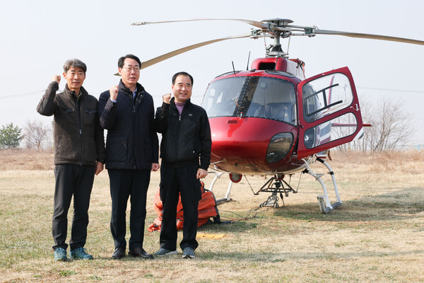 정명근 화성특례시장이 3일 마도면 산불진화헬기 계류장을 방문, 산불진화대원들과 헬기 조종사, 정비사들의 노고를 격려하며, 산불 대응에 총력을 기울여줄 것을 당부했다./ 화성특례시 제공