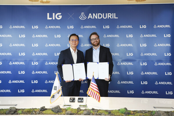 신익현 LIG넥스원 대표이사(왼쪽)와 브라이언 쉼프 안두릴 공동창업자 겸 최고경영자가  ‘미래전 무기체계 개발 협력을 위한 포괄적 업무협약’을 체결하고 기념사진을 촬영하고 있다./LIG넥스원