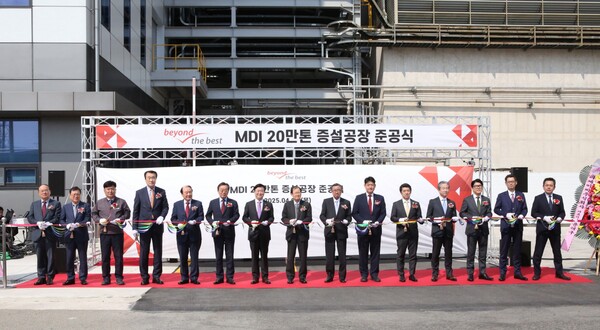 금호미쓰이화학(대표이사 회장 박찬구)은 정기명 여수시장과 박찬구 금호석유화학그룹 회장,  탄노와츠토무 일본 미쓰이화학 회장, 박준경 금호석유화학 총괄사장, 온용현 금호미쓰이화학 사장 및 관계사 임직원 등 100여명이 참석한 가운데 여수공장에서 MDI(Methylene Diphenyl Diisocyanate) 20만t 증설 공장 준공식을 개최했다. / 금호미쓰이화학