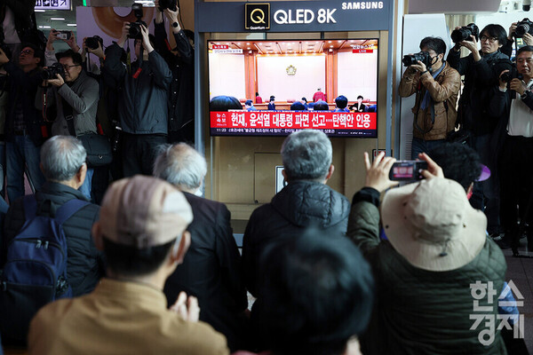 시민들이 4일 오전 서울역사에서 윤석열 대통령의 탄핵심판 선고 방송을 시청하고 있다. /최대성 기자