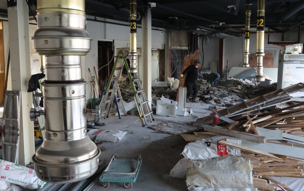 내수 침체가 장기화하면서 자영업자가 최근 두 달간 20만명 넘게 줄었다. 서울 마포구 한 폐업한 고깃집에서 관계자들이 철거작업을 하고 있는 모습./연합뉴스