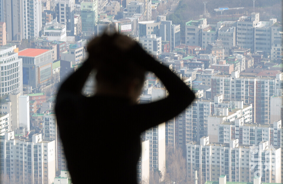 정부와 서울시가 강남 3구와 용산구 아파트 전체를 토지거래허가구역으로 지정한 19일 오후 서울 잠실 롯데월드타워에서 바라본 아파트 전경. /최대성 기자 dpdaesung@sporbiz.co.kr 2025.03.19.