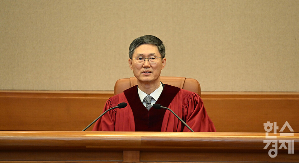 문형배 헌법재판소장 직무대행이 4일 오전 서울 종로구 헌법재판소 대심판정에서 윤석열 대통령 탄핵심판 선고를 하고 있다. /최대성 기자 dpdaesung@sporbiz.co.kr 2025.04.04. [사진=사진공동취재단]