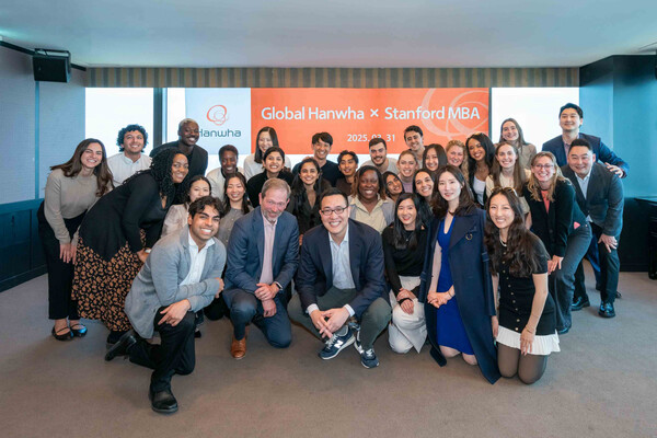 김동선 한화호텔앤드리조트·갤러리아 미래비전총괄 부사장(가운데)과 스탠포드대 MBA 학생들이 기념 촬영을 하고 있다. /한화호텔앤드리조트 제공