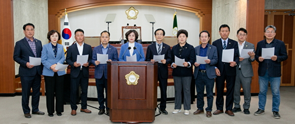 김제시의회가 4일 헌법재판소의 윤석열 전 대통령 탄핵 인용 결정을 환영하는 성명서를 발표했다./시의회