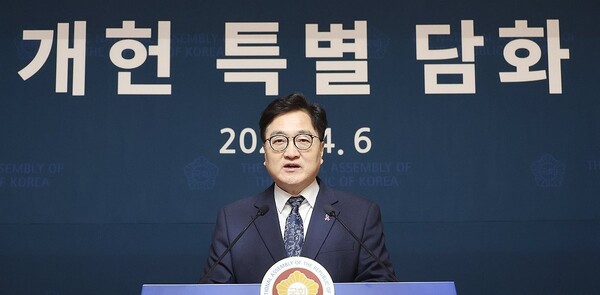 6일 우원식 국회의장이 서울 여의도 국회 사랑재에서 개헌 관련 기자회견에서 발언하고 있다./ 연합뉴스
