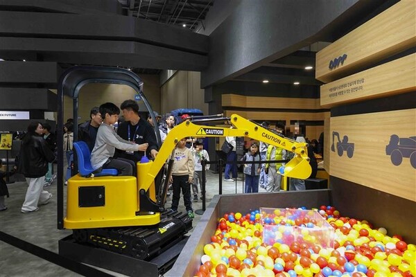 관람객들이 HD현대 굴착기 체험하고 있다./ 서울모빌리티쇼조직위원회