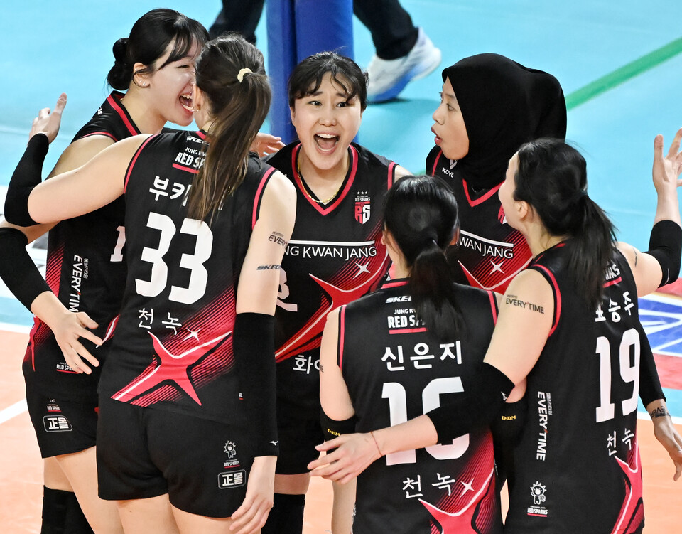 정관장은 6일 대전 충무체육관에서 열린 도드람 2024-2025 V리그 여자부 챔피언결정(5전 3승제) 4차전 흥국생명과 홈 경기서 세트 스코어 3-2(25-20 24-26 36-34 15-13)로 승리했다. /한국배구연맹 제공