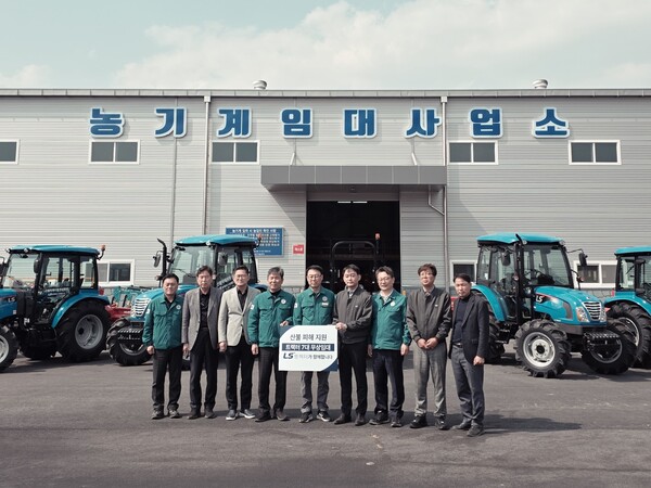 지난 4일 LS엠트론 산불 피해 농가 무상 임대 트랙터 전달식에 이충원 경북도의원(왼쪽 다섯번째)과 김주령 경북도청 농축산유통국장(오른쪽 세번째), 장승연 의성군농업기술센터소장(왼쪽 네번째)이 참석했다./LS엠트론
