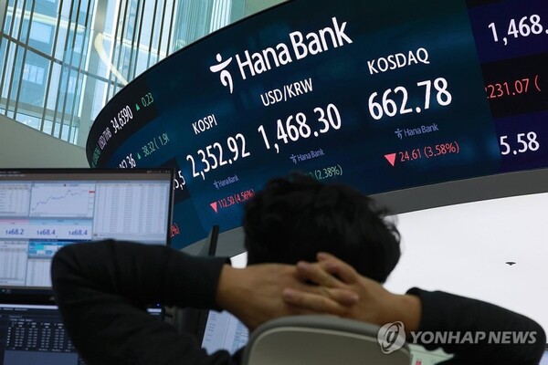 한 시중은행 딜링룸에 보이는 코스피 지수. / 연합뉴스