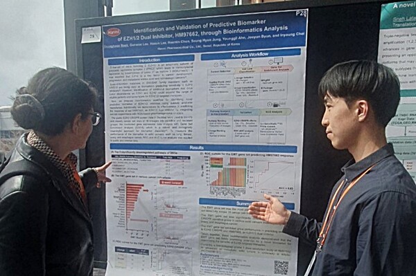 백승헌 한미약품 R&D센터 연구원(오른쪽)이 4일(현지시각) 열린‘2025 Bio-IT World Conference & Expo’에서 차세대 항암 신약 ‘EZH1/2 이중 저해제(HM97662)’의 주요 연구 내용이 담긴 포스터를 토대로 참석자에게 설명하고 있다. /한미약품 제공