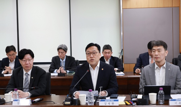 김병환 금융위원장은 7일 오전 서울 종로구 정부서울청사에서 금융감독원장, 5대 금융지주회장, 정책금융·유관기관장 및 금융협회장들과 개최한 금융상황 점검회의에서 금융상황을 점검하고, 향후 대응방향을 논의했다. /금융위원회 제공