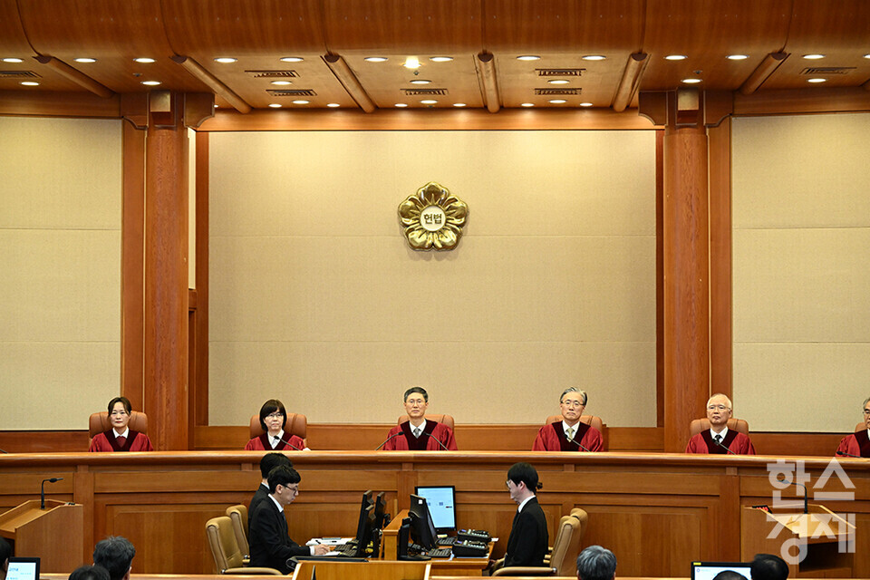 문형배 헌법재판소장 직무대행이 4일 오전 서울 종로구 헌법재판소 대심판정에서 윤석열 대통령 탄핵심판 선고를 하고 있다. /최대성 기자 dpdaesung@sporbiz.co.kr 2025.04.04. [사진=사진공동취재단]