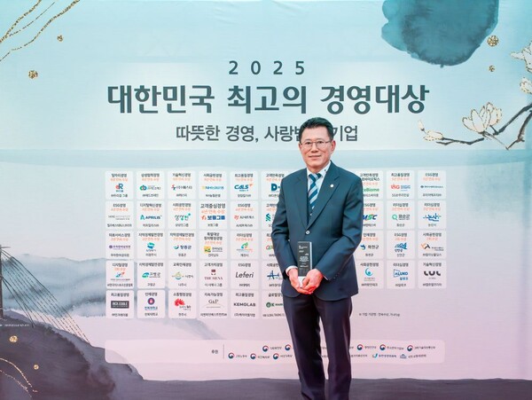 김기태 보람상조 대표이사가 대한민국 최고의 경영대상을 대리수상한 뒤 기념촬영을 하고 있다./보람그룹