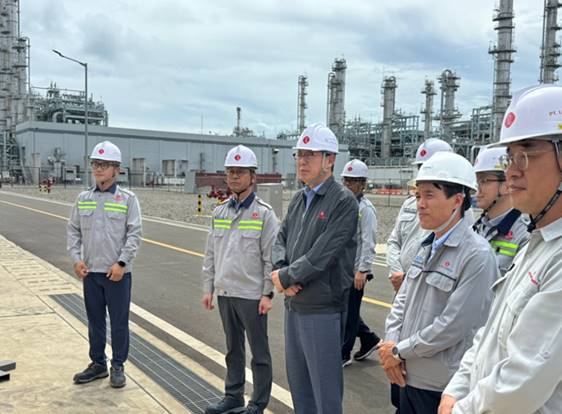 롯데케미칼 이영준 대표가 인도네시아 라인프로젝트 현장을 살펴보고 있다. / 롯데케미칼