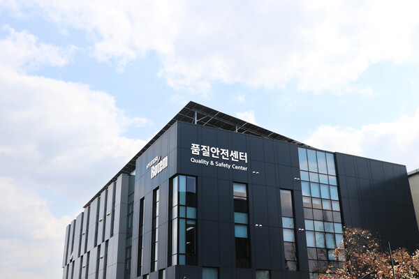 태양광 발전 설비가 설치된 현대로템 창원공장 품질안전센터/ 현대로템
