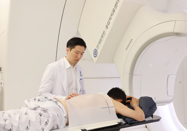 김경환 연세암병원 교수가 치료 시작 전 환자를 살피고 있는 모습./연세암병원 제공